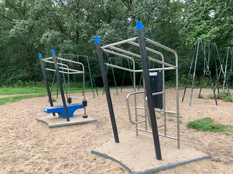 Брусья на площадке Calisthenics Park at De Duizendmeterweg, Amstelveen – фото 2 из 2