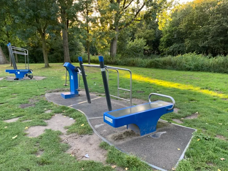 Banc à abdominaux à Calisthenics Park at Erasmuspark, Amsterdam – photo 3 sur 3