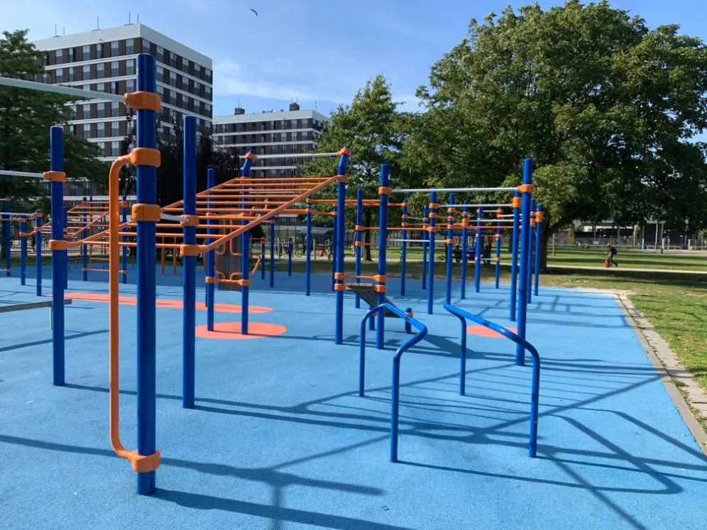 Barres parallèles à Calisthenics Park at Wolbrantskerkweg, Amsterdam – photo 8 sur 9