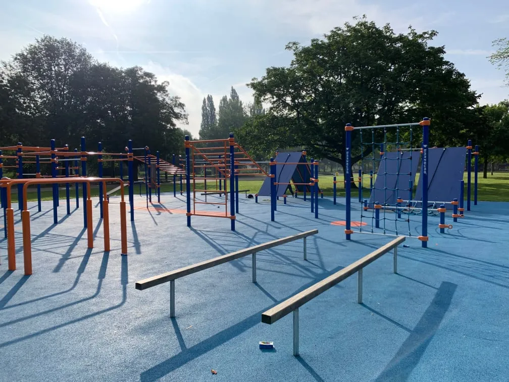 Barres parallèles à Calisthenics Park at Wolbrantskerkweg, Amsterdam – photo 2 sur 9