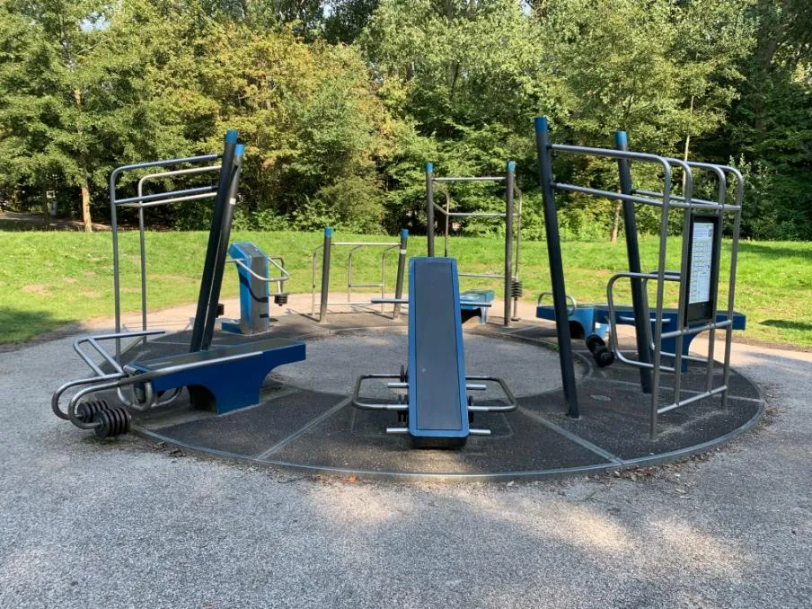 Sbarra per trazioni presso Calisthenics Park at Postjeskade, Amsterdam – foto 1 di 2