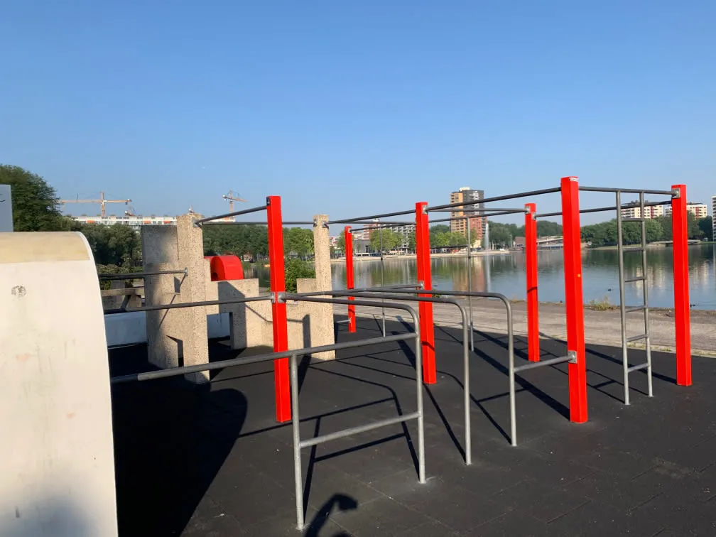 Bare paralele la Calisthenics Park at Cornelis Lelylaan, Amsterdam – fotografia 3 din 4