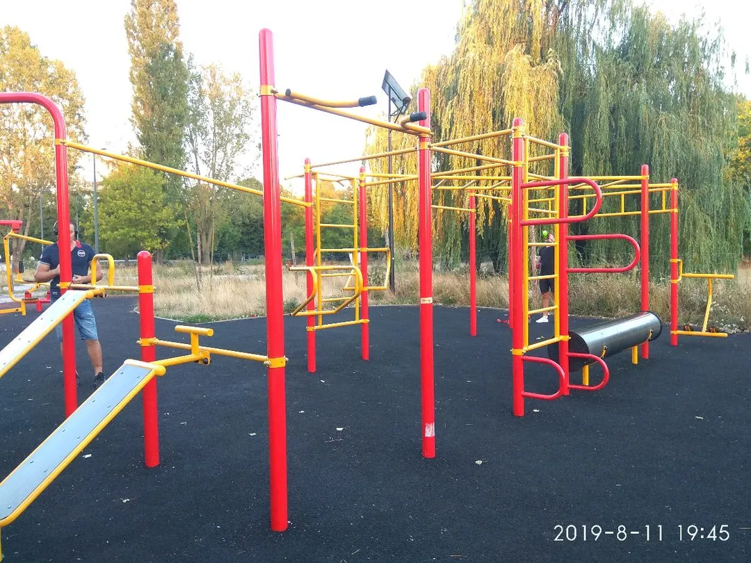 Barre de traction à Calisthenics Park at Aleje Jerozolimskie, Warszawa – photo 1 sur 4
