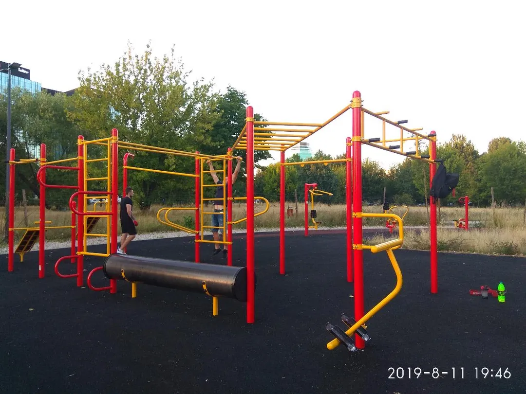 Barres parallèles à Calisthenics Park at Aleje Jerozolimskie, Warszawa – photo 2 sur 4