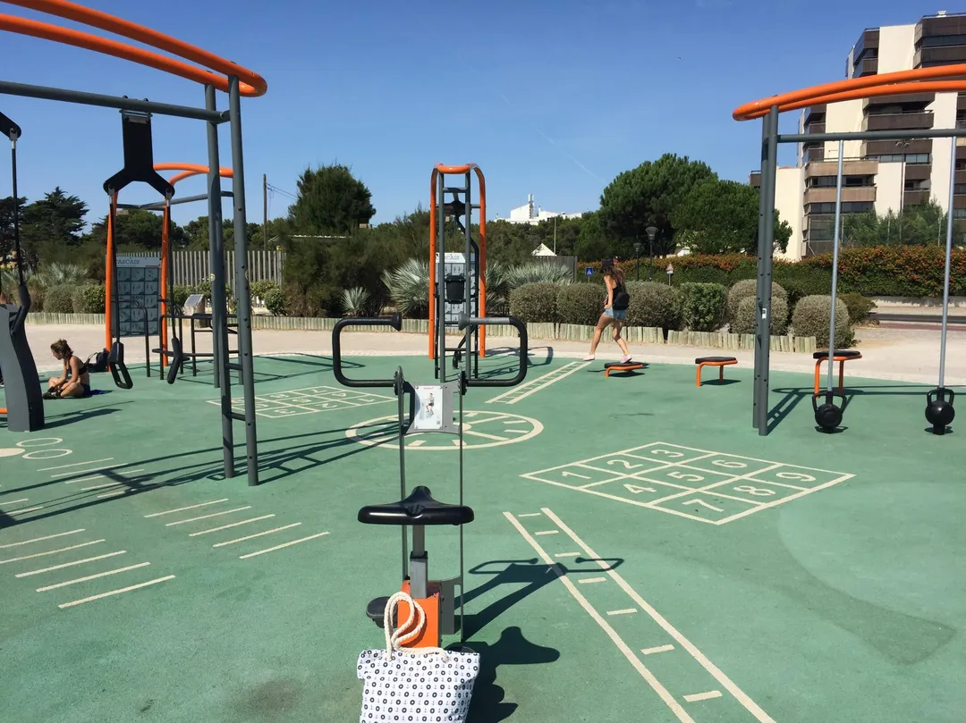 Ground Parallel Bars at Calisthenics Park at Avenida Diana Spencer, Cascais – photo 7 of 8