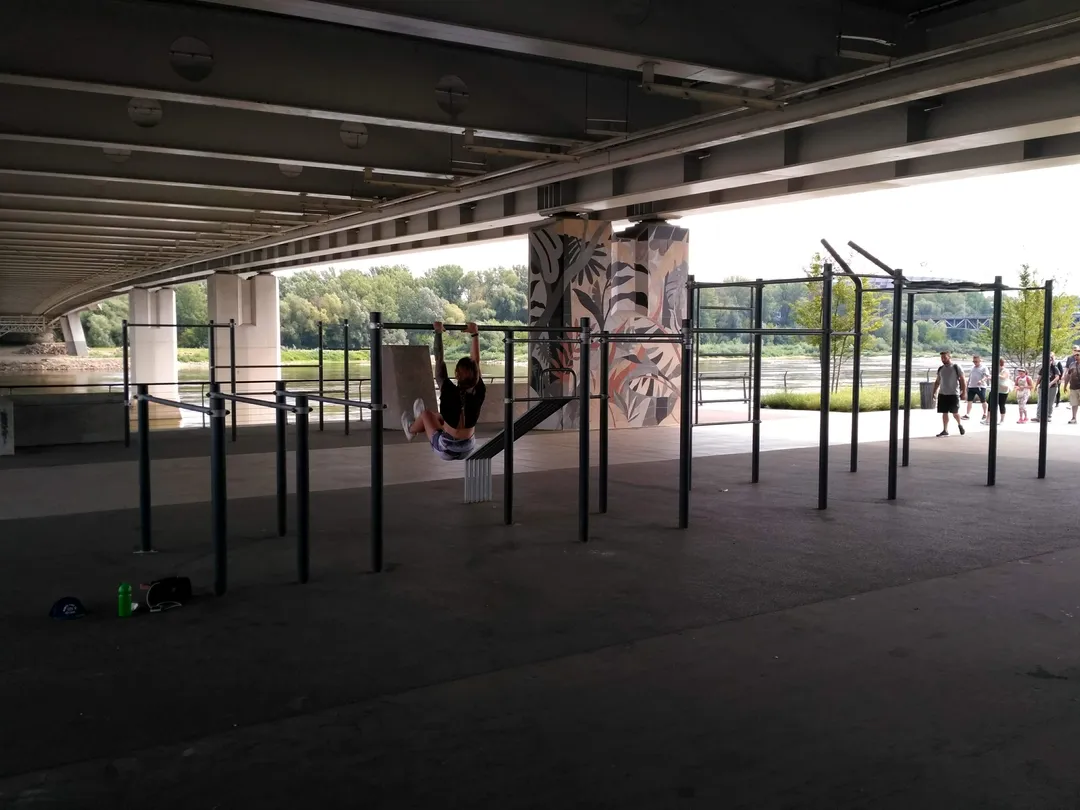 Banc à abdominaux à Calisthenics Park at Wybrzeże Szczecińskie, Warszawa – photo 6 sur 6