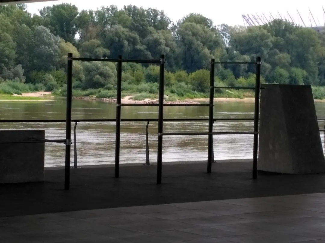 Barre de pompes à Calisthenics Park at Wybrzeże Szczecińskie, Warszawa – photo 2 sur 6