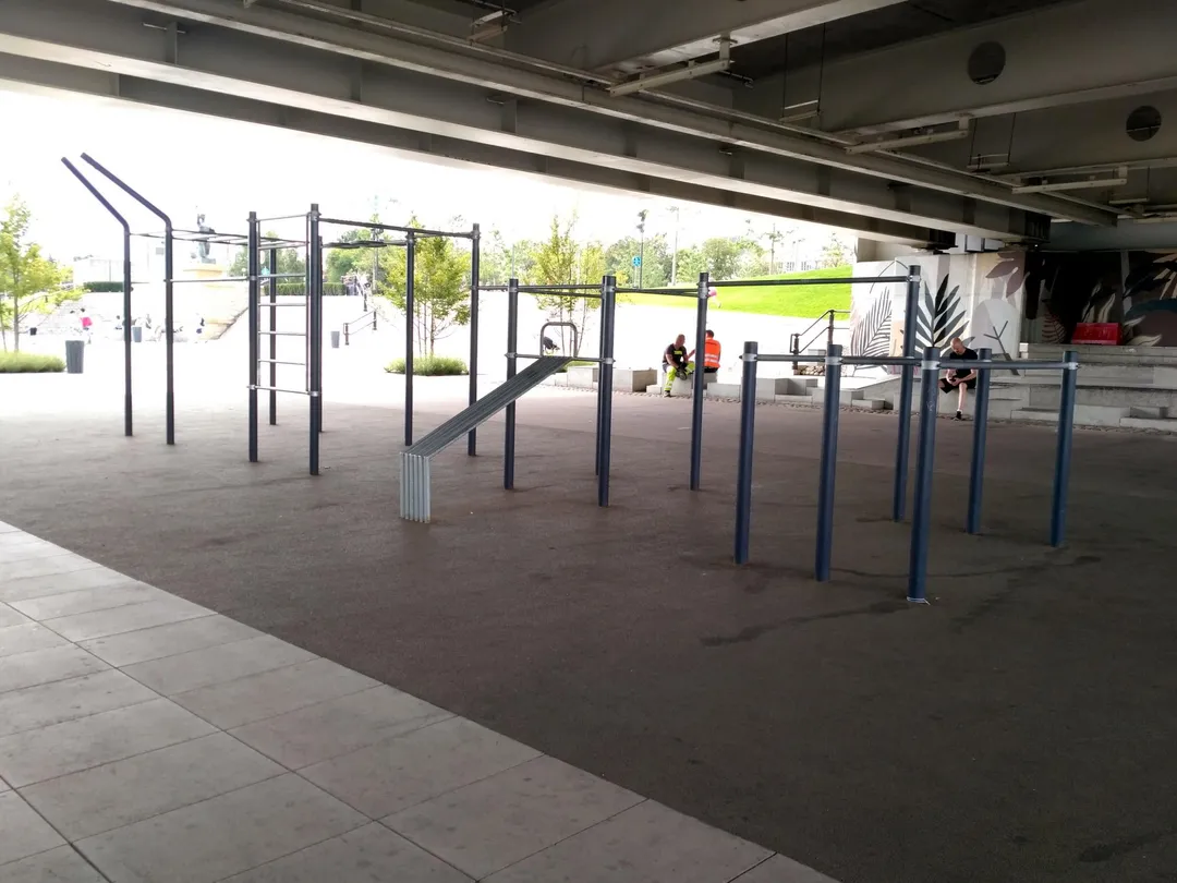 Barre de traction à Calisthenics Park at Wybrzeże Szczecińskie, Warszawa – photo 1 sur 6