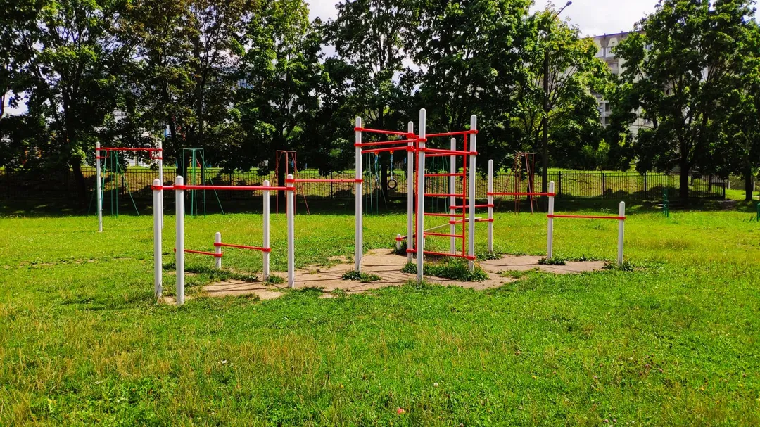 Pull Up Bar at Calisthenics Park at вуліца Някрасава, Мінск – photo 1 of 2
