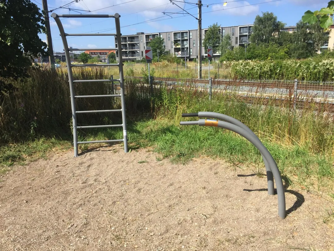 Barres parallèles à Calisthenics Park at Mjølnerparken, København – photo 3 sur 4