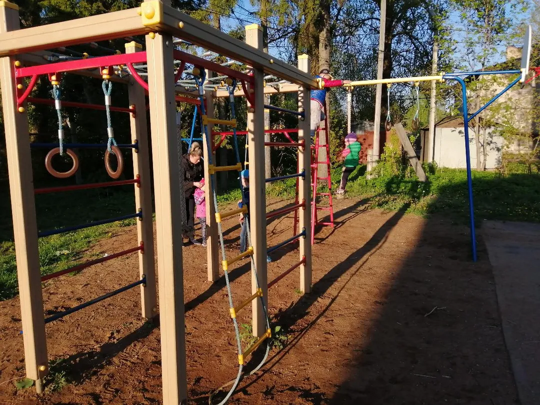Sbarra per trazioni presso Calisthenics Park at Пионерская улица, Дно – foto 1 di 3