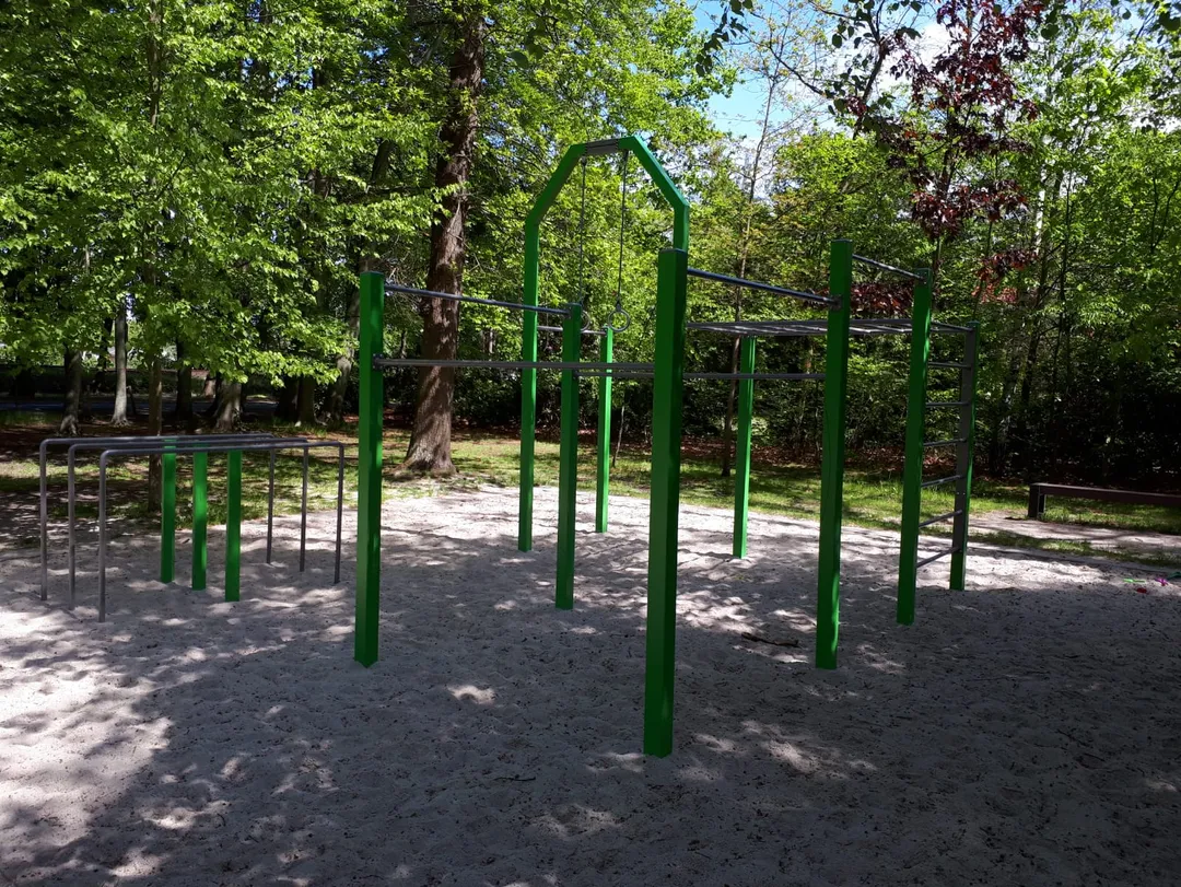 Parallele presso Calisthenics Park at Forststraße, Finsterwalde – foto 2 di 3