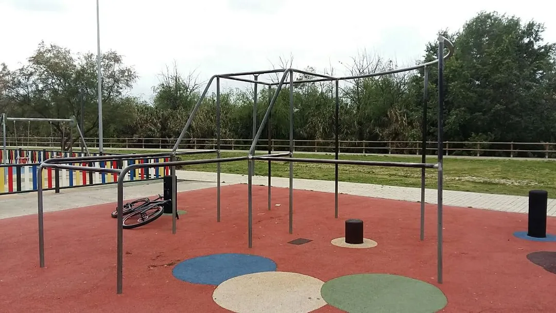 Sbarra per trazioni presso Calisthenics Park at Paseo Virgen del Dulce Nombre, Córdoba #wp3333 – foto 4 di 11