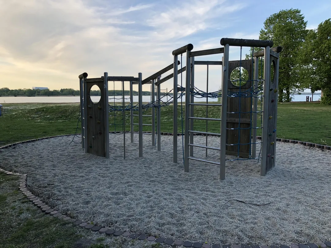 Шведська стінка на майданчику Calisthenics Park at Dorfstraße, Senftenberg - Zły Komorow – фото 3 з 4