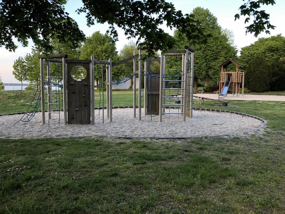 Рукохід на майданчику Calisthenics Park at Dorfstraße, Senftenberg - Zły Komorow – фото 2 з 4
