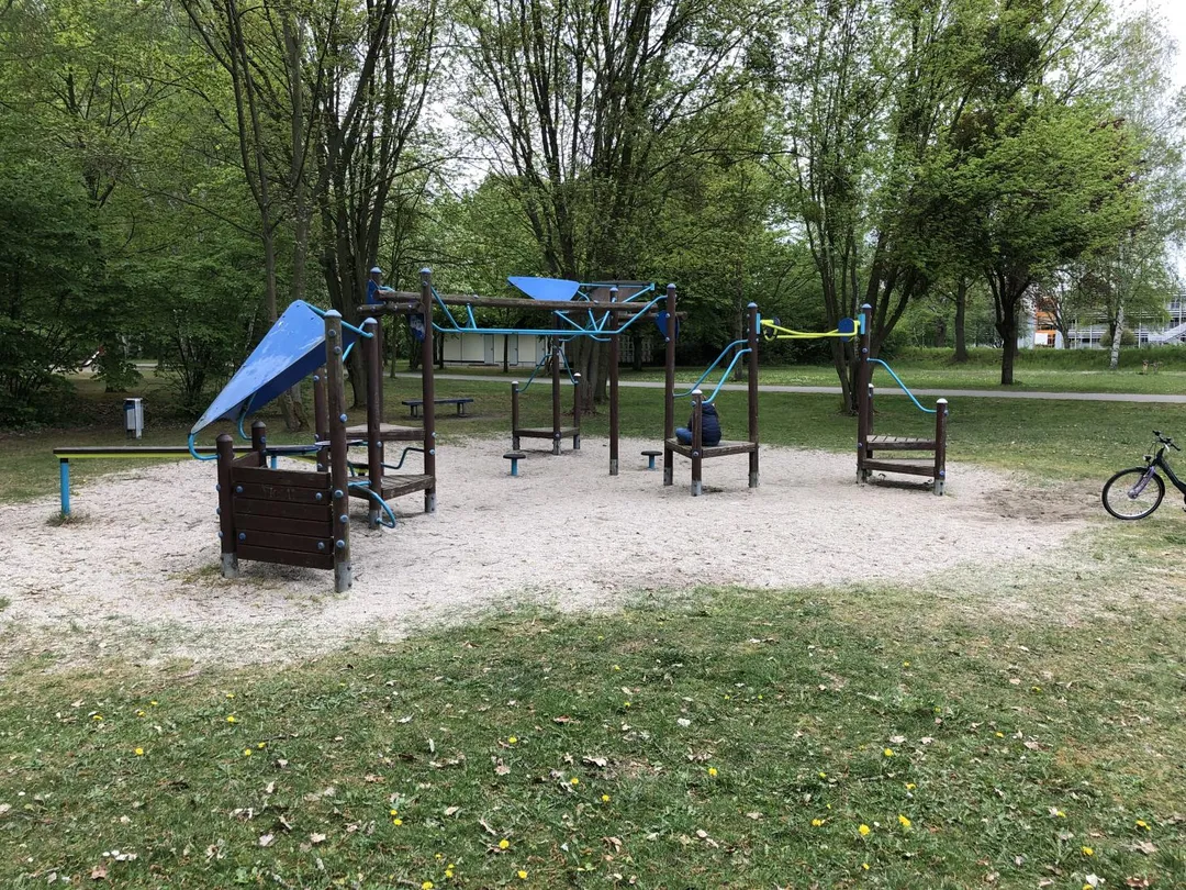 Barra de Dominadas en Calisthenics Park at Liegestütz- und Klimmzugstation, Senftenberg - Zły Komorow – foto 1 de 2