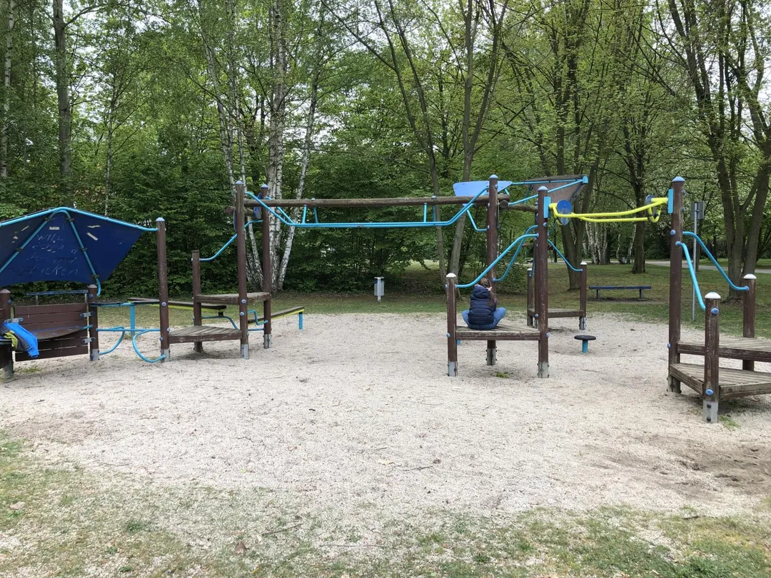 Barra de Flexiones en Calisthenics Park at Liegestütz- und Klimmzugstation, Senftenberg - Zły Komorow – foto 2 de 2