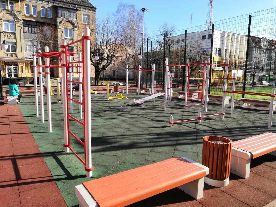 Parallele presso Calisthenics Park at улица Тельмана, Черняховск – foto 2 di 6