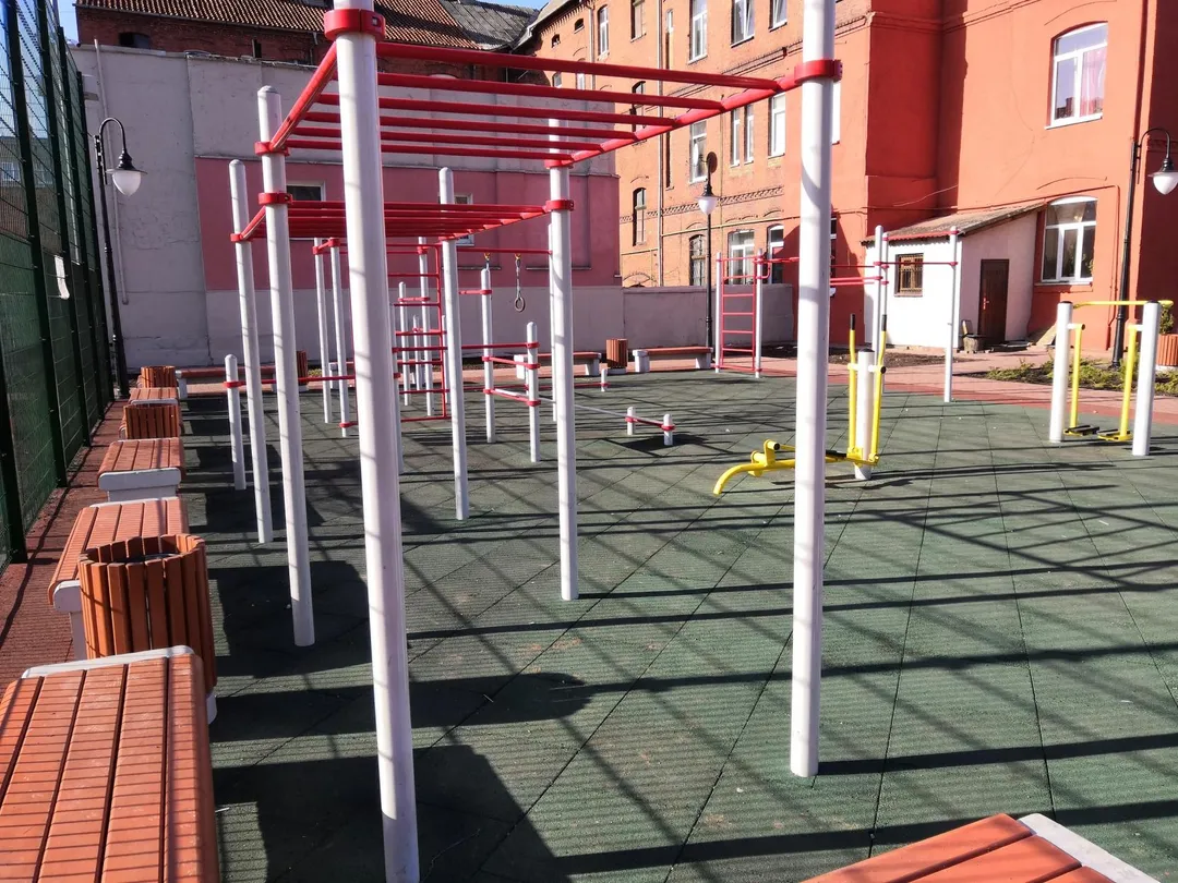 Panca per addominali presso Calisthenics Park at улица Тельмана, Черняховск – foto 5 di 6