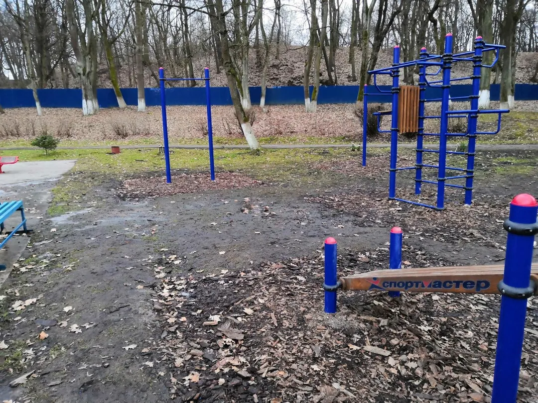 Panca per addominali presso Calisthenics Park at Черняховский городской стадион Прогресс, Черняховск – foto 5 di 5