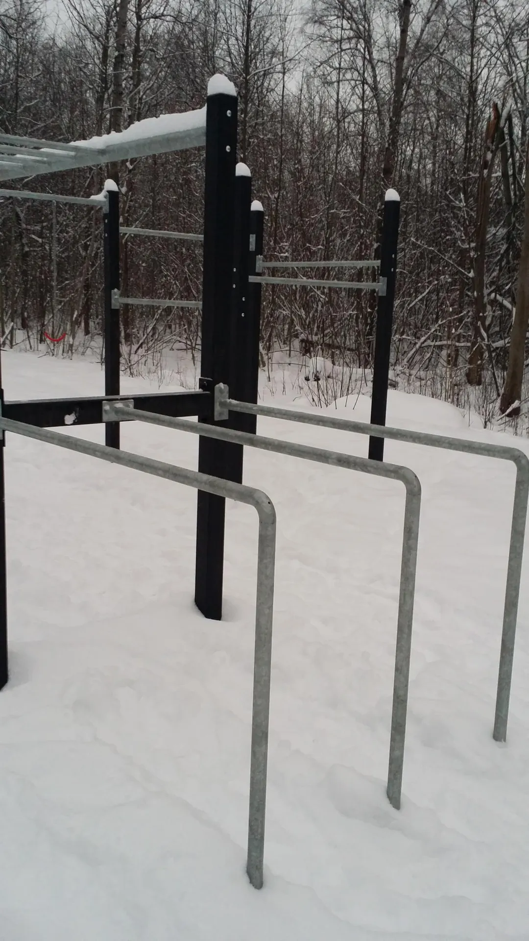 Parallele presso Calisthenics Park at Metsapargi, Kohtla-Järve linn – foto 2 di 10
