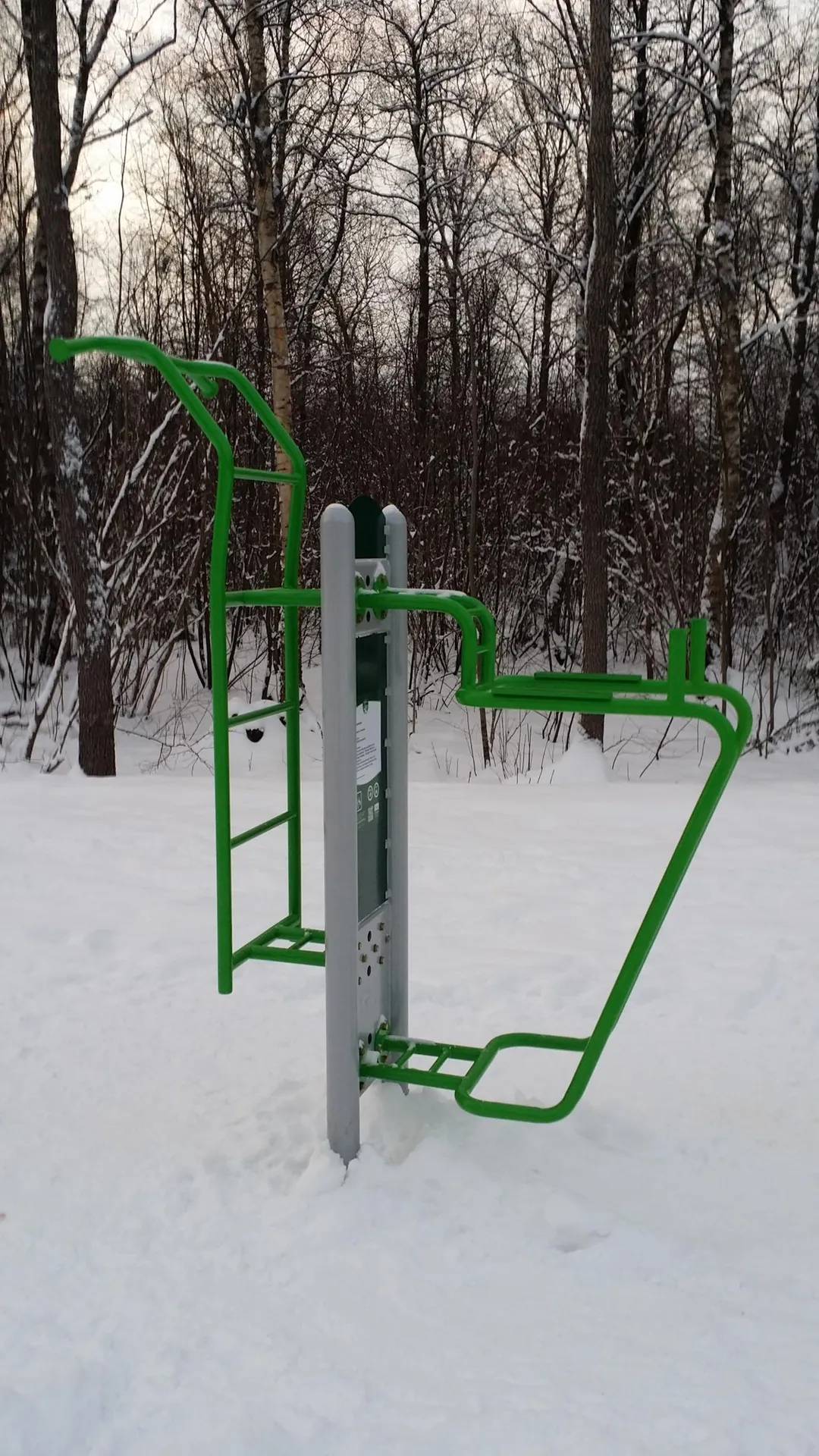 Panca per addominali presso Calisthenics Park at Metsapargi, Kohtla-Järve linn – foto 5 di 10