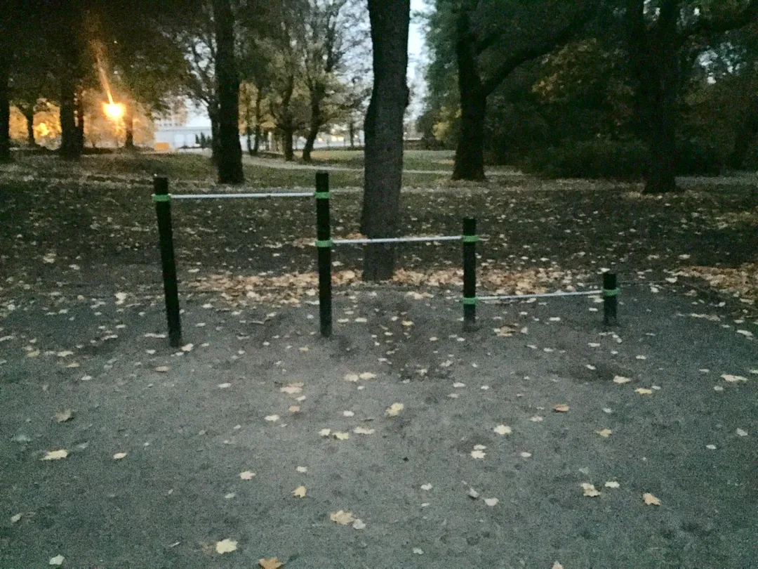 Bancă pentru abdomen la Calisthenics Park at Herne, Tallinn – fotografia 4 din 4