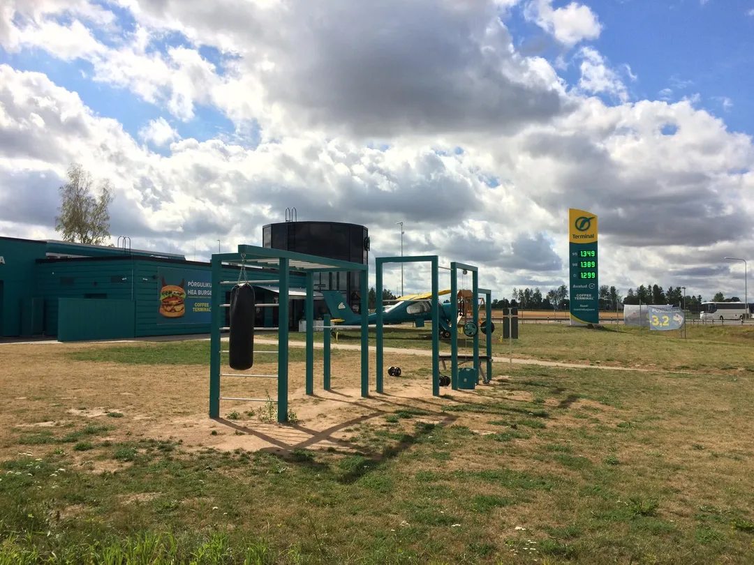 Bare paralele la Calisthenics Park at Nõlvakaare, Tartu vald – fotografia 2 din 3