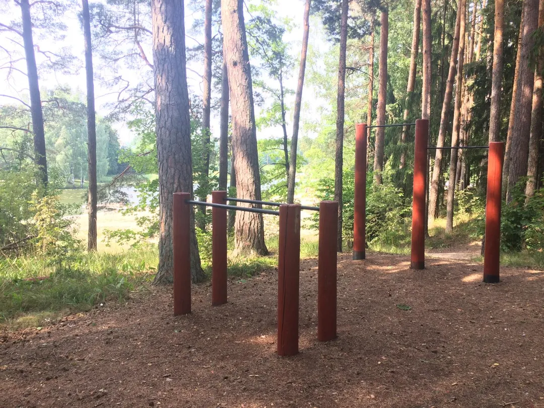Бруси на майданчику Calisthenics Park at Vallamaja tee, Kastre vald – фото 4 з 4