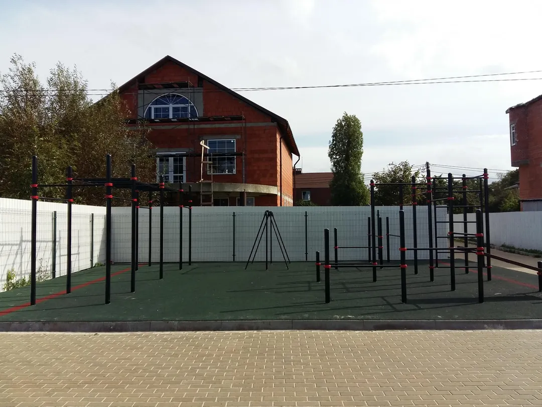 Sbarra per trazioni presso Calisthenics Park at Променад, Зеленоградск #wp3370 – foto 1 di 3
