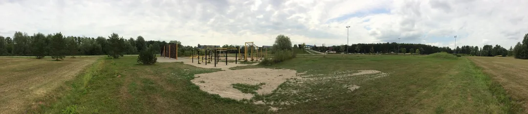 Низькі бруси на майданчику Calisthenics Park at Tähtvere rulliring, Tartu linn – фото 4 з 4