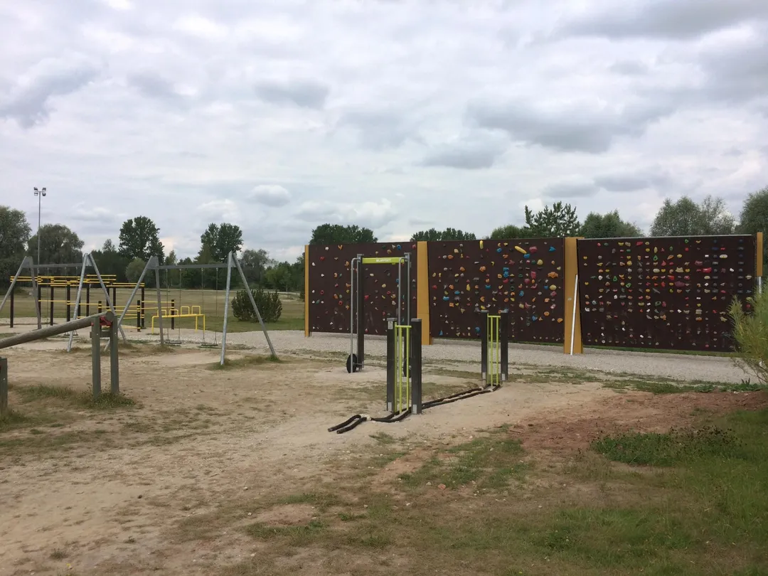 Бруси на майданчику Calisthenics Park at Tähtvere rulliring, Tartu linn – фото 3 з 4