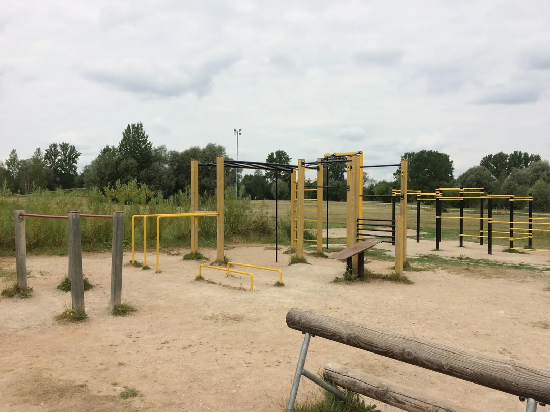 Упори для віджимань на майданчику Calisthenics Park at Tähtvere rulliring, Tartu linn – фото 2 з 4