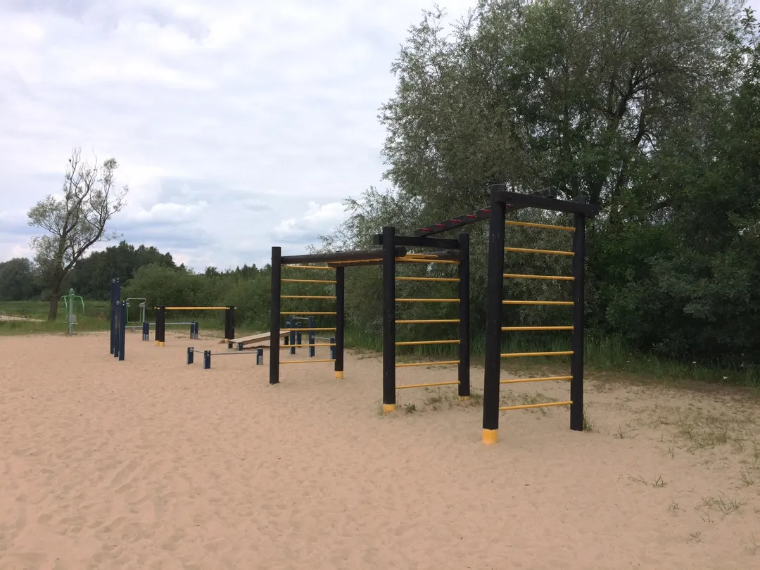 Barres parallèles à Calisthenics Park at Jänese matkarada, Tartu linn – photo 3 sur 6