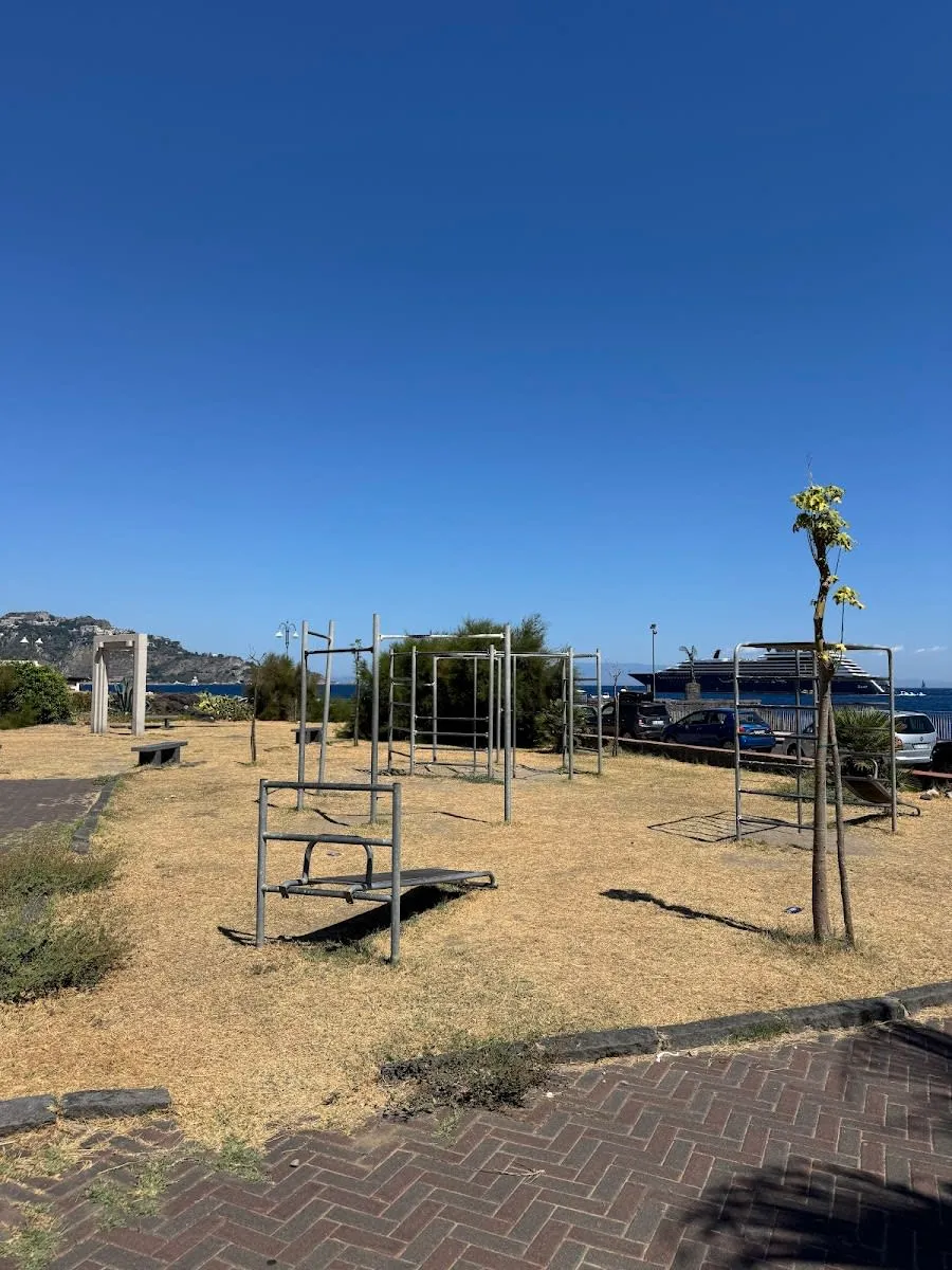 Шведская стенка на площадке Calisthenics Park at Via Calcide Eubea, Giardini-Naxos – фото 3 из 4