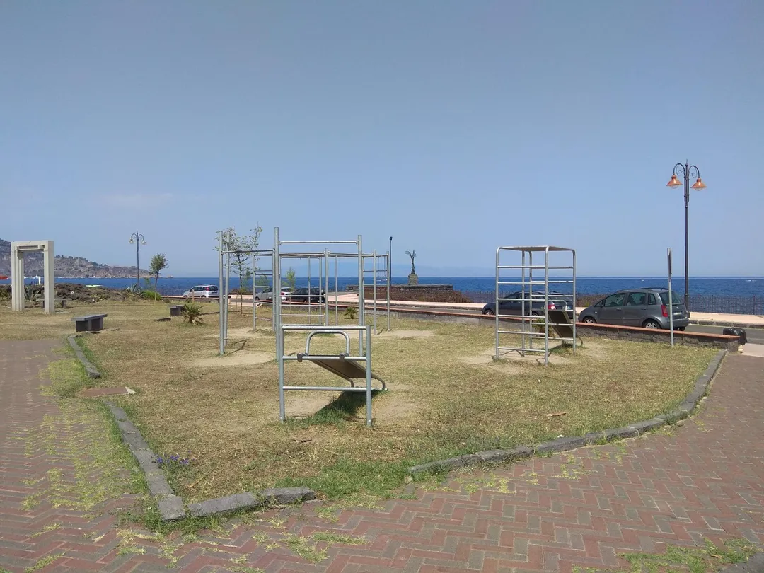 Турник на площадке Calisthenics Park at Via Calcide Eubea, Giardini-Naxos – фото 1 из 4