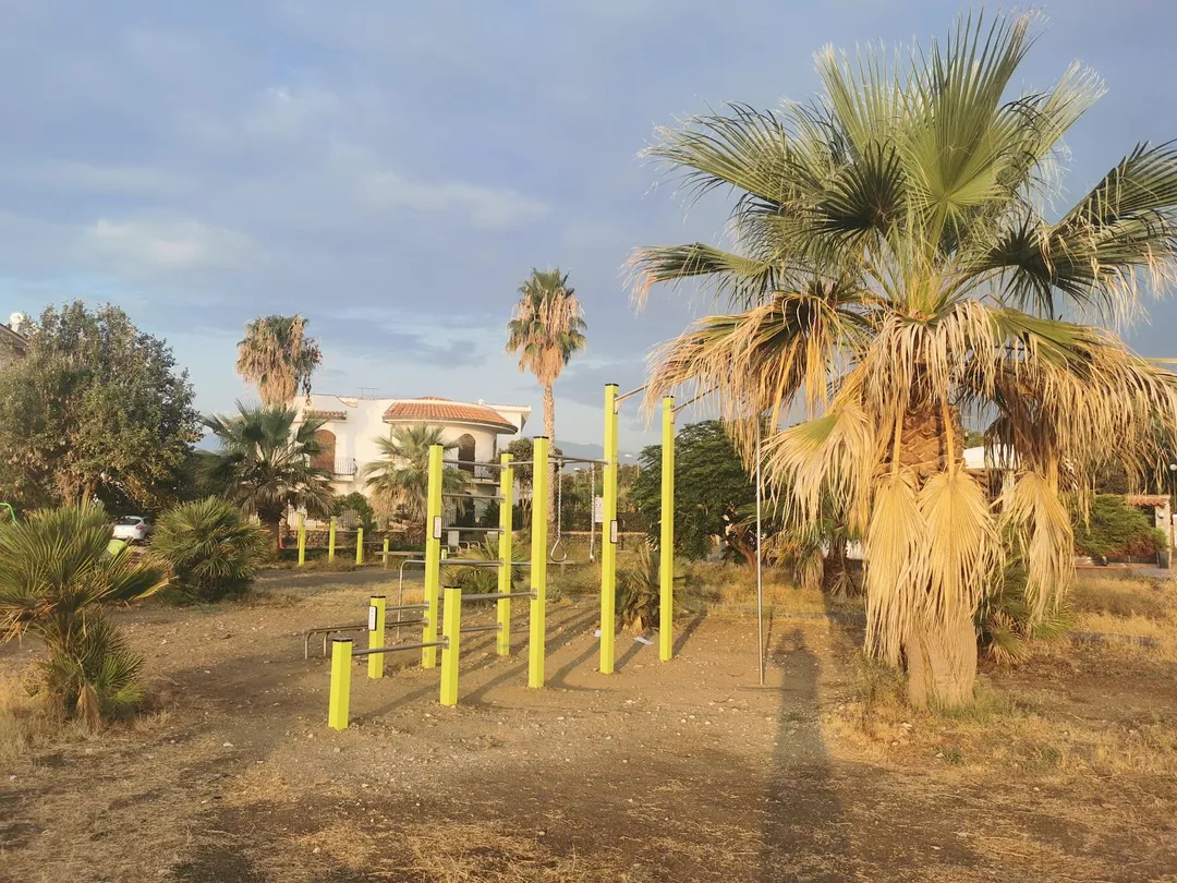 Скамья для пресса на площадке Calisthenics Park at Via Calcide Eubea, Giardini-Naxos – фото 4 из 4