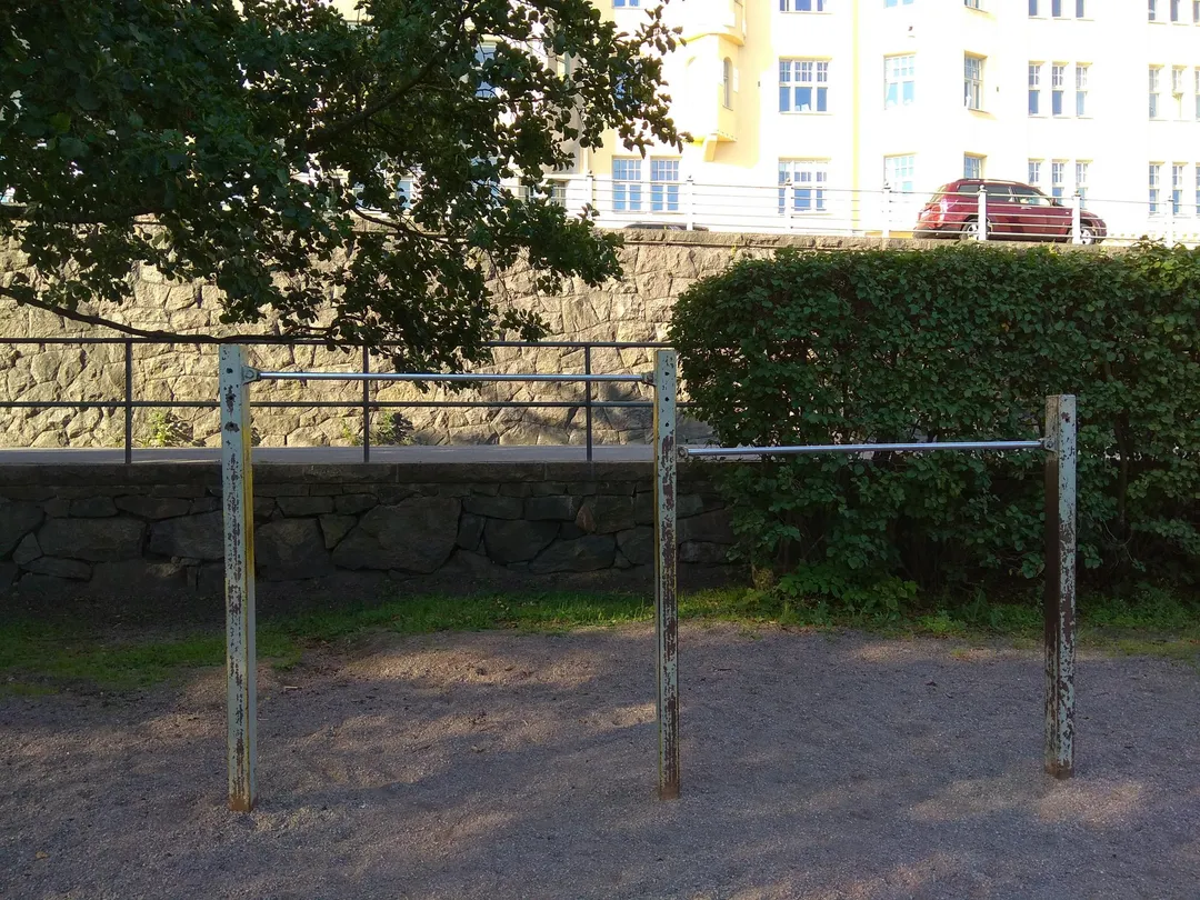 Bară de tracțiuni la Calisthenics Park at Laivastokatu, Helsinki – fotografia 1 din 2
