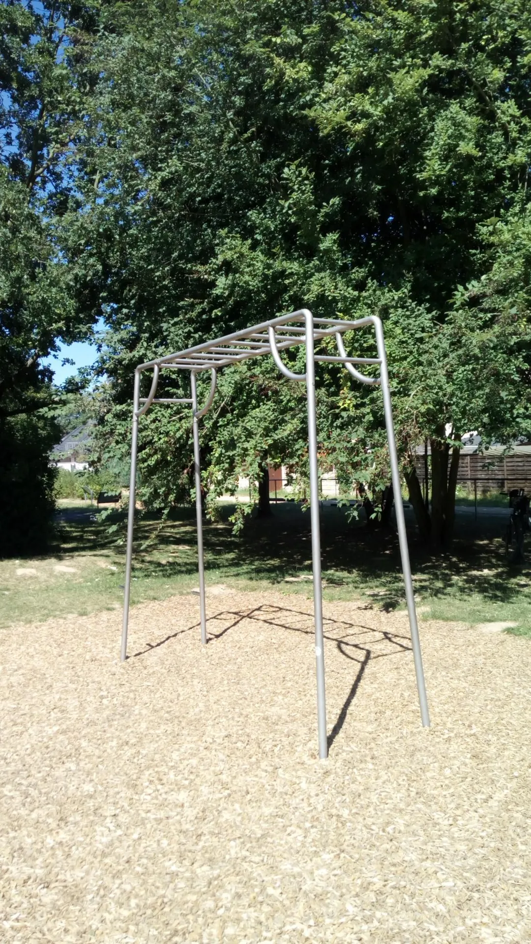 Скамья для пресса на площадке Calisthenics Park at Outdoor-Fitnessparcours, Bad Homburg vor der Höhe – фото 6 из 9
