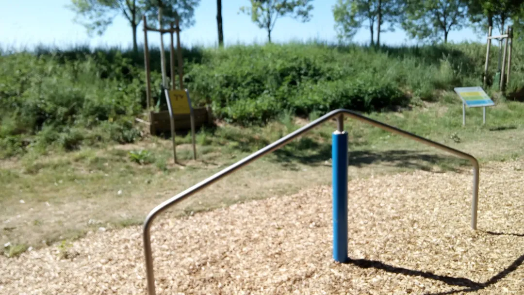 Брусья на площадке Calisthenics Park at Outdoor-Fitnessparcours, Bad Homburg vor der Höhe – фото 9 из 9