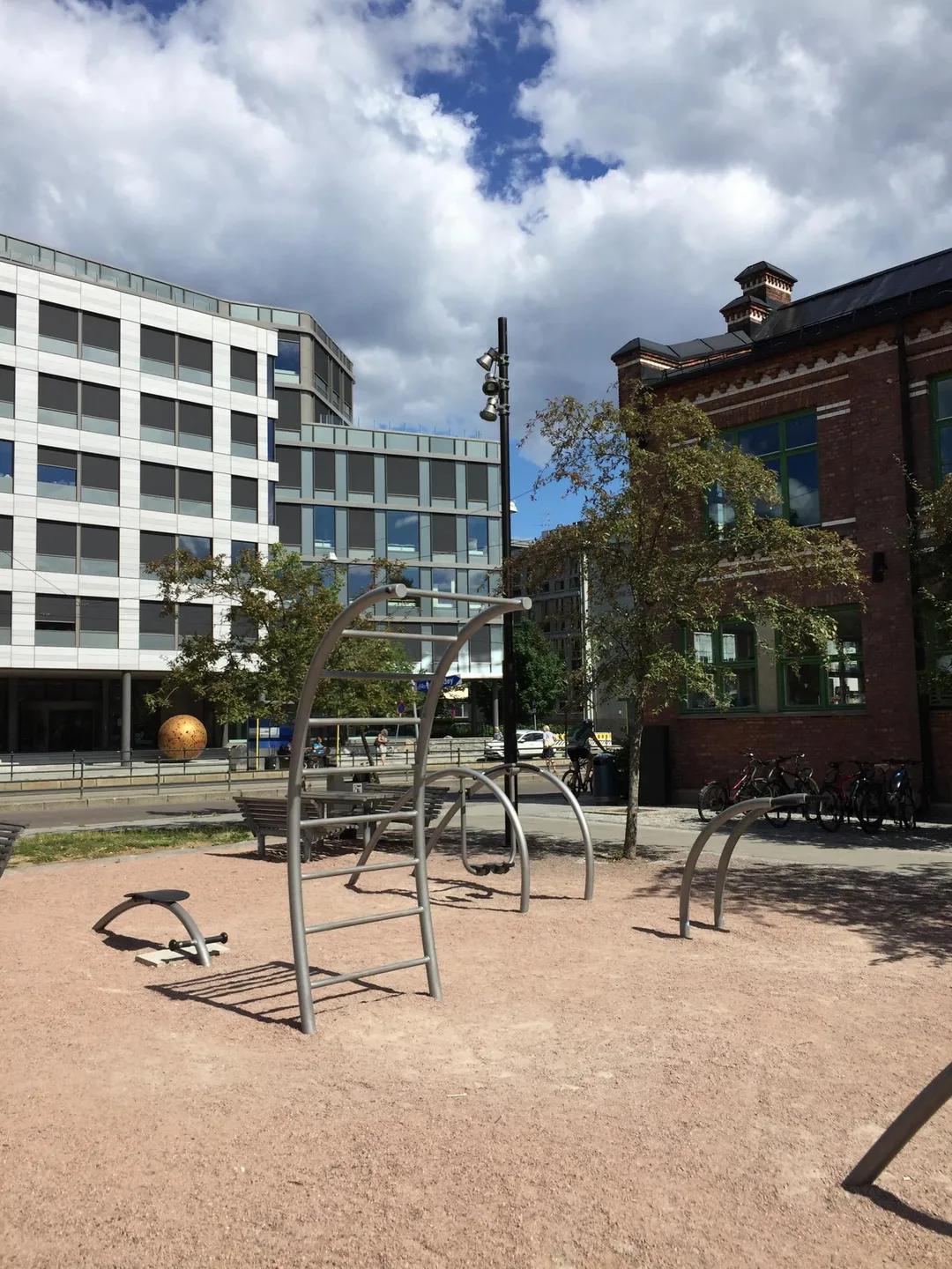 Bare paralele la Calisthenics Park at Verkstedveien, Oslo – fotografia 2 din 2