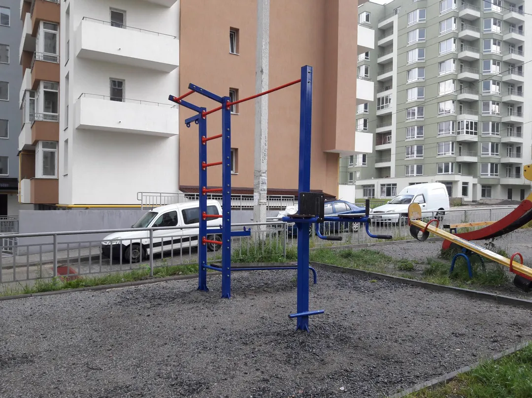 Barren bei Calisthenics Park at вулиця Під Голоском, Львів – Foto 2 von 2
