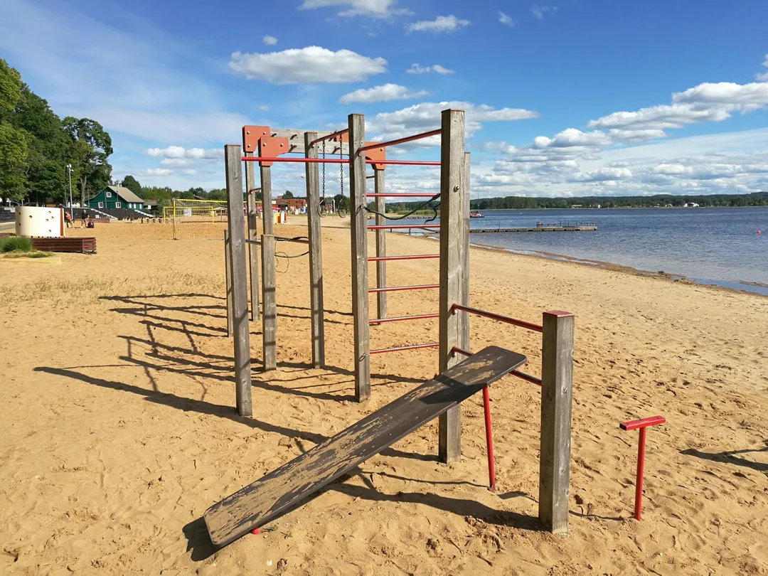 Гімнастичні кільця на майданчику Calisthenics Park at Tamula rannapromenaad, Võru linn – фото 6 з 10