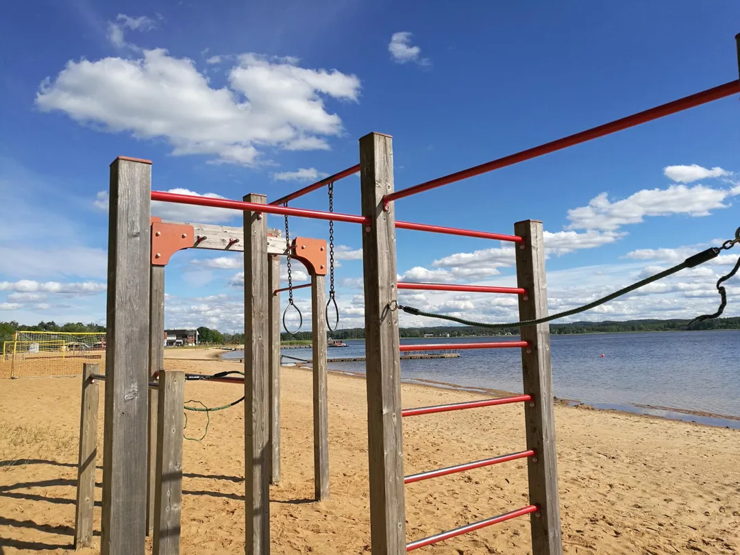 Упори для віджимань на майданчику Calisthenics Park at Tamula rannapromenaad, Võru linn – фото 5 з 10