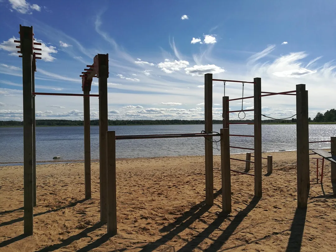 Бруси на майданчику Calisthenics Park at Tamula rannapromenaad, Võru linn – фото 2 з 10