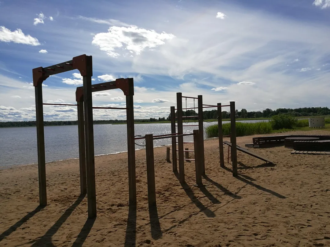 Лавка для преса на майданчику Calisthenics Park at Tamula rannapromenaad, Võru linn – фото 10 з 10