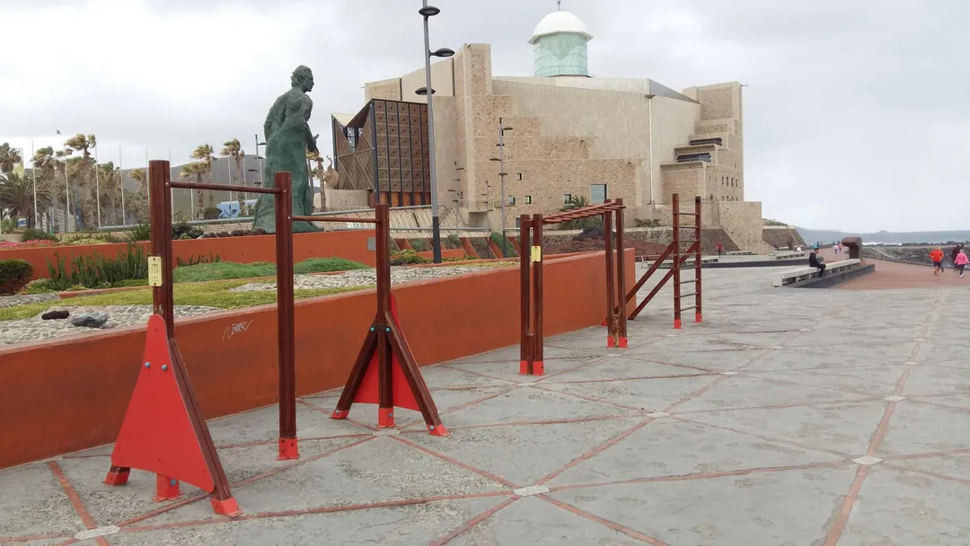 Barres de singe à Calisthenics Park at Plaza De Los Jardines Del Atlantico, Las Palmas de Gran Canaria – photo 3 sur 4
