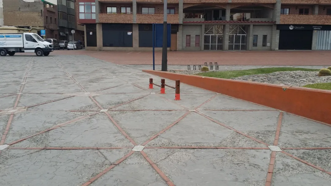 Barre de traction à Calisthenics Park at Plaza De Los Jardines Del Atlantico, Las Palmas de Gran Canaria – photo 1 sur 4