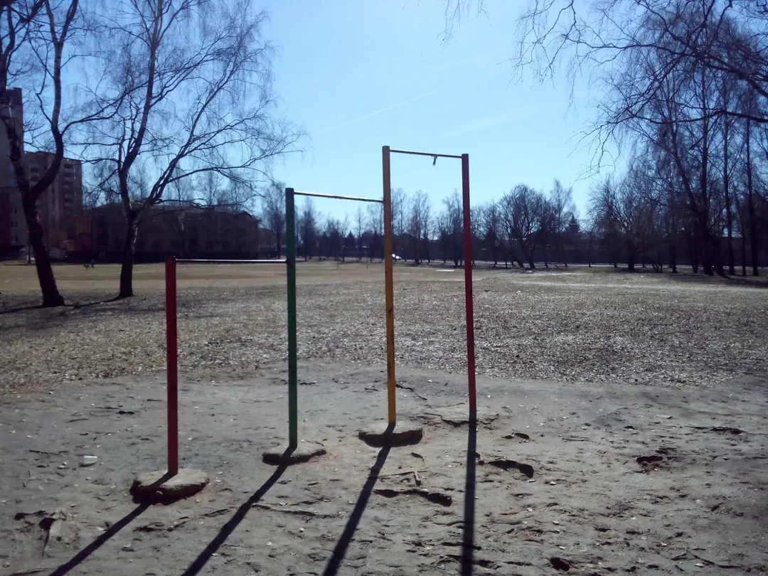 Bare paralele la Calisthenics Park at Юбилейная улица, городской округ Псков – fotografia 3 din 7