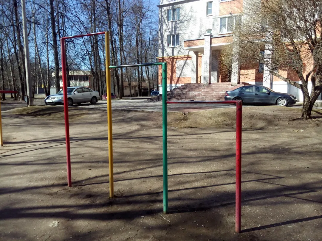 Bare paralele la Calisthenics Park at Юбилейная улица, городской округ Псков – fotografia 6 din 7